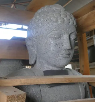 Der sitzende japanische Buddha - Meditationsstellung, ca. 76cm Höhe, Flussstein, naturbelassen 